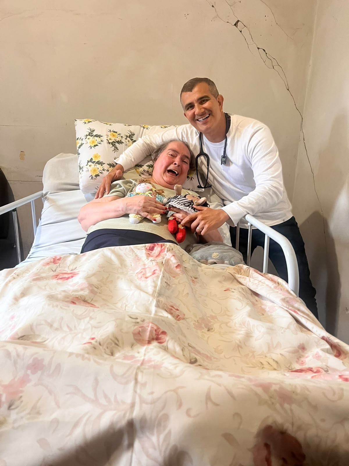 Consulta domiciliar com afeto — Dr. Marcos com paciente idosa