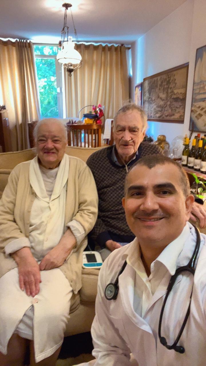 Atendimento domiciliar com casal idoso e família